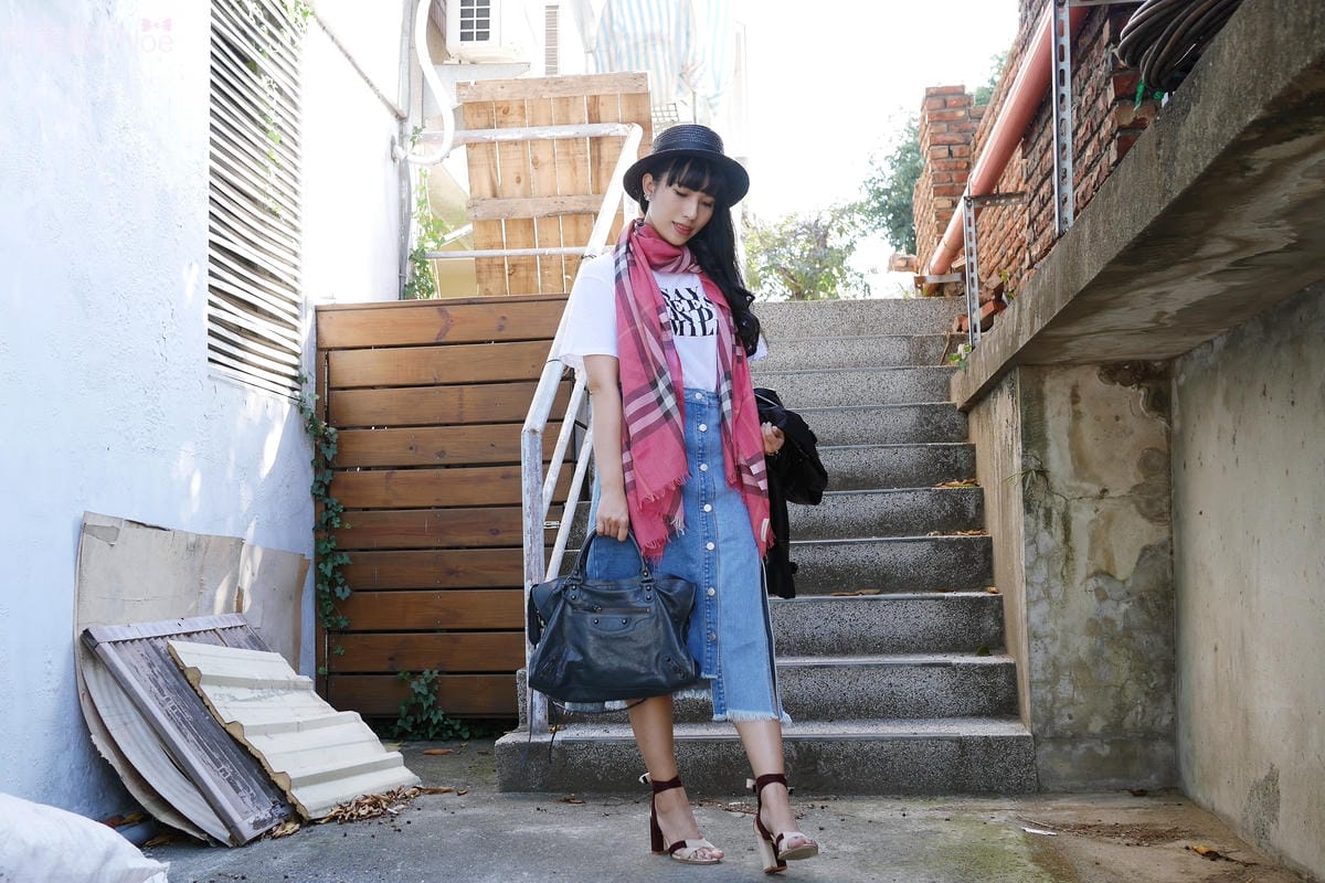 burberry輕盈格紋羊毛絲綢圍巾 四種綁法穿搭分享26.JPG