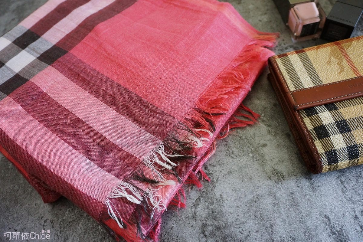 burberry輕盈格紋羊毛絲綢圍巾 四種綁法穿搭分享2.JPG