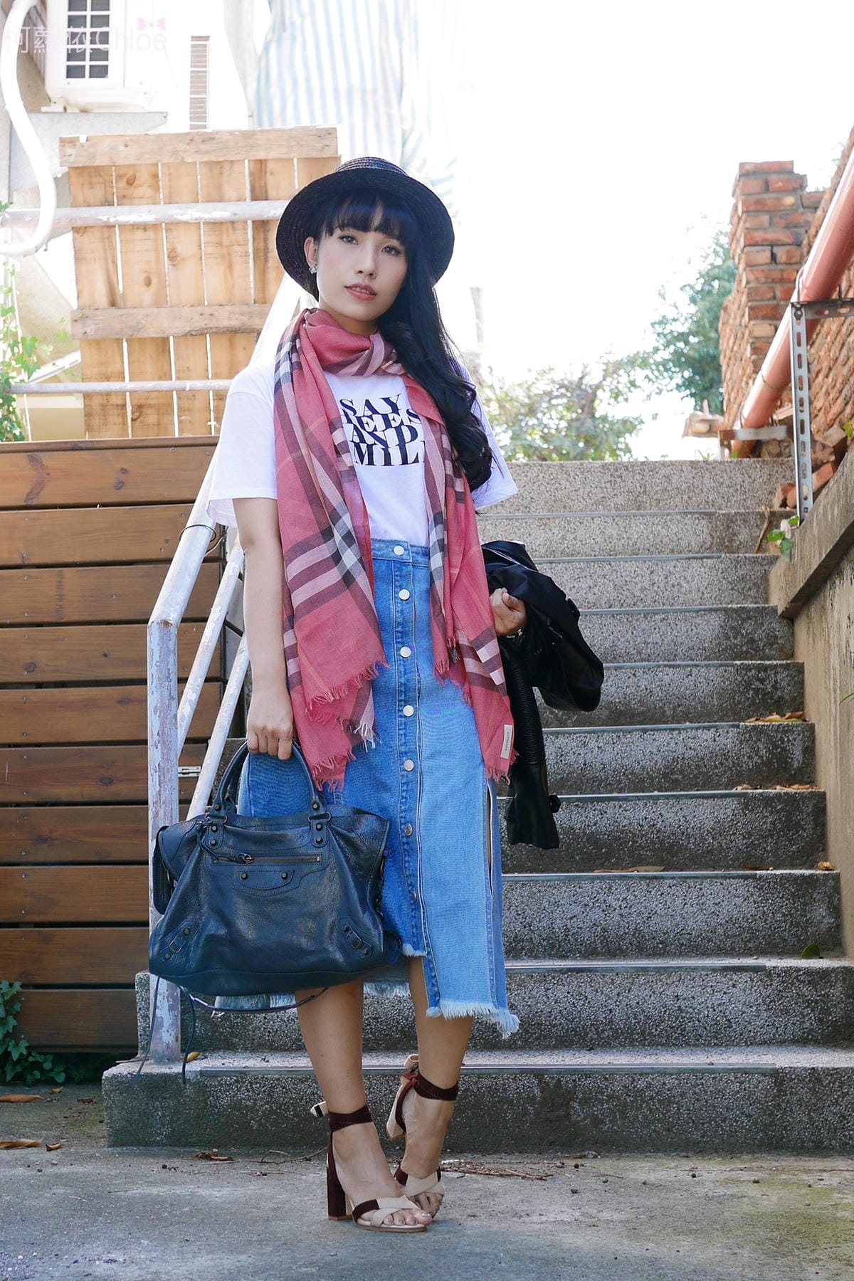 burberry輕盈格紋羊毛絲綢圍巾 四種綁法穿搭分享29.JPG