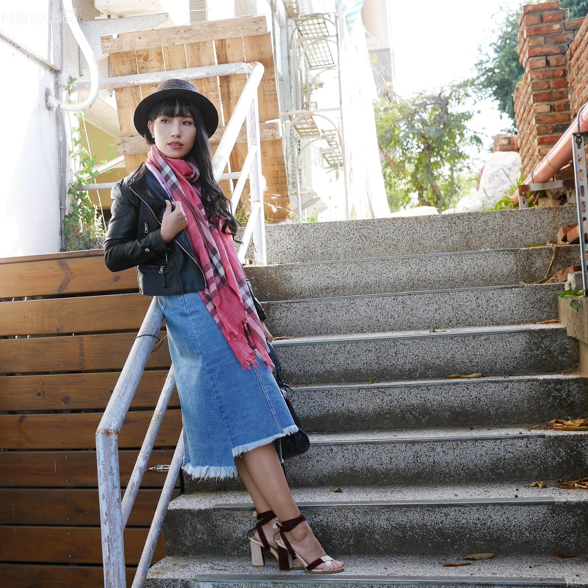 burberry輕盈格紋羊毛絲綢圍巾 四種綁法穿搭分享30.JPG