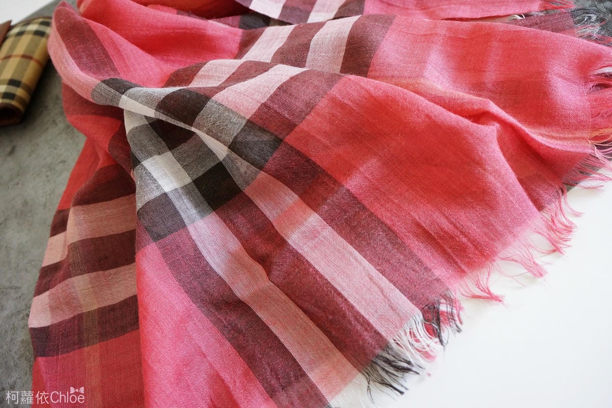 burberry輕盈格紋羊毛絲綢圍巾 四種綁法穿搭分享6.JPG
