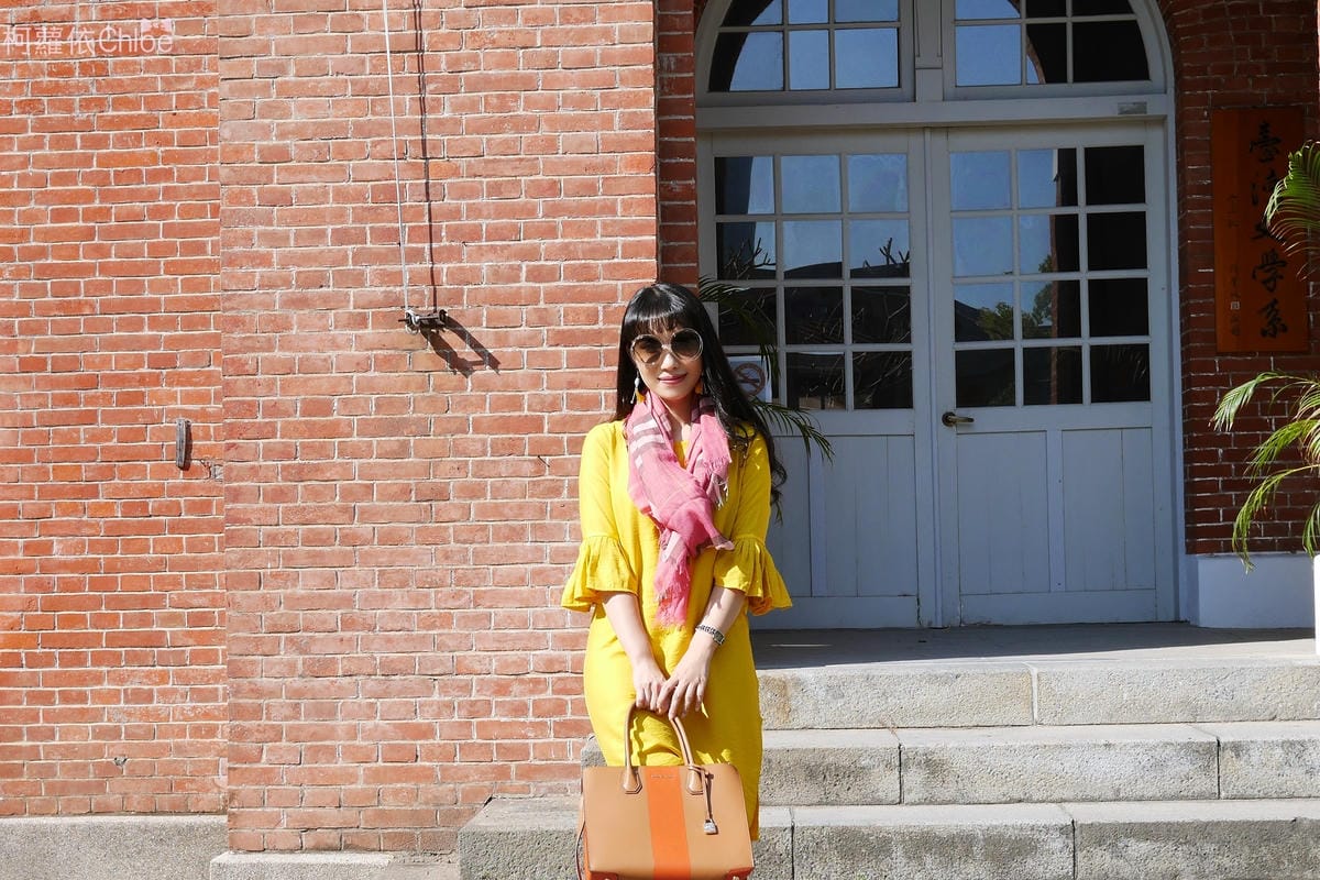 burberry輕盈格紋羊毛絲綢圍巾 四種綁法穿搭分享9.JPG