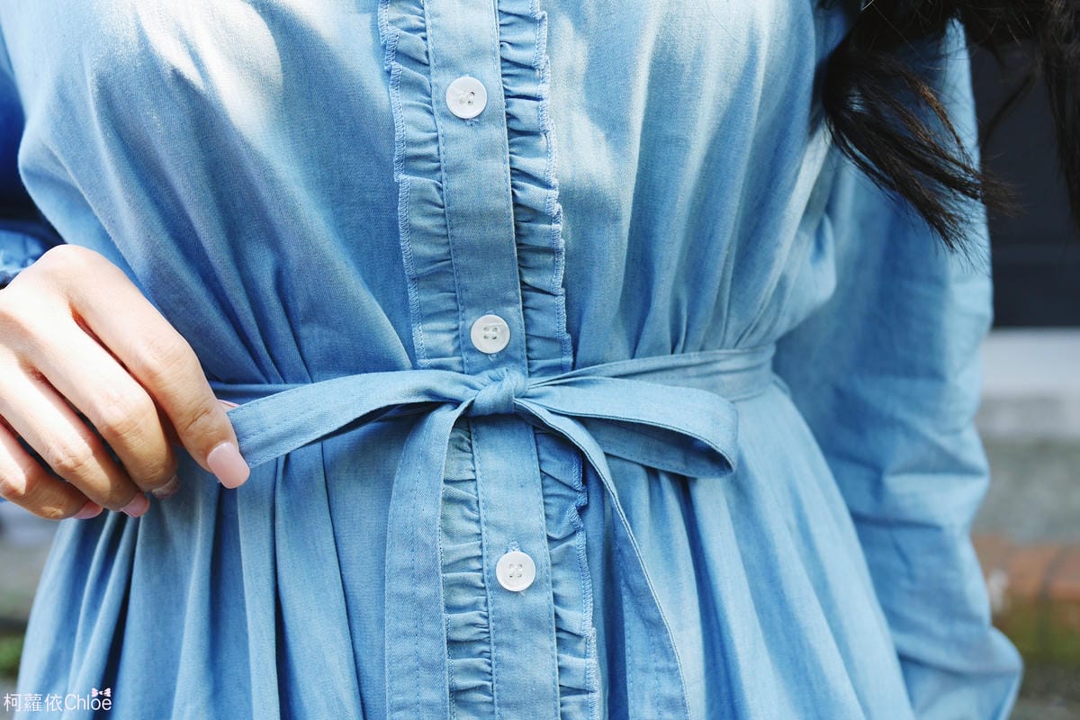 日系圓領荷葉滾邊綁帶丹寧連身裙洋裝3.JPG 日系圓領荷葉滾邊綁帶丹寧連身裙洋裝3.JPG
