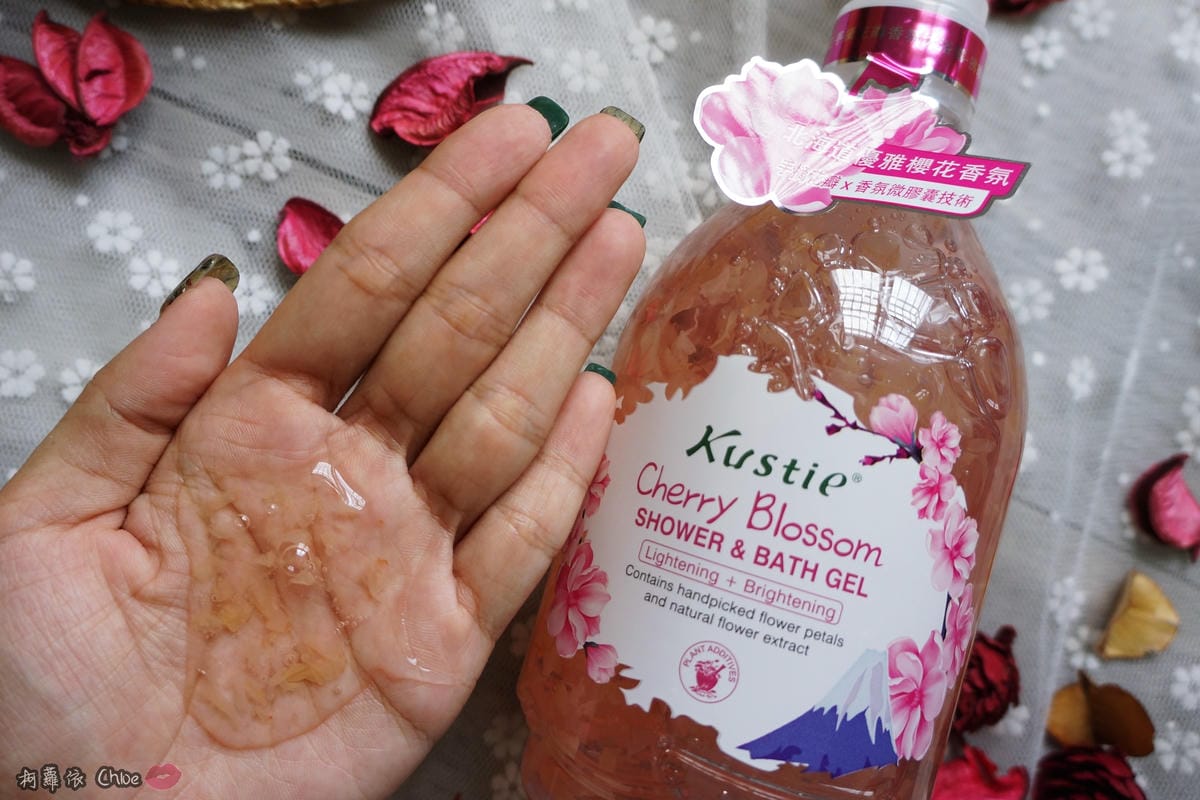 Kustie蔻斯汀手摘花瓣香氛沐浴露晨露玫瑰清新茉莉拂曉櫻花薰衣草星空7.JPG Kustie蔻斯汀手摘花瓣香氛沐浴露晨露玫瑰清新茉莉拂曉櫻花薰衣草星空7.JPG