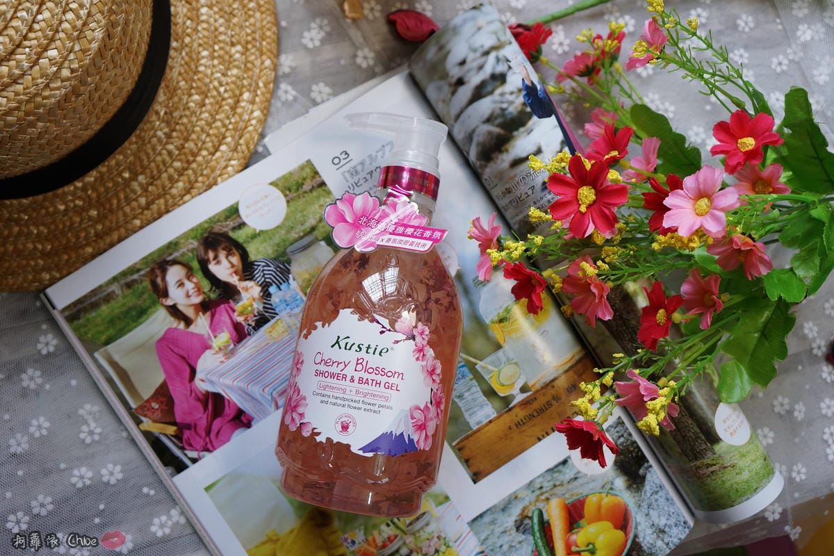 Kustie蔻斯汀手摘花瓣香氛沐浴露晨露玫瑰清新茉莉拂曉櫻花薰衣草星空3.JPG Kustie蔻斯汀手摘花瓣香氛沐浴露晨露玫瑰清新茉莉拂曉櫻花薰衣草星空3.JPG