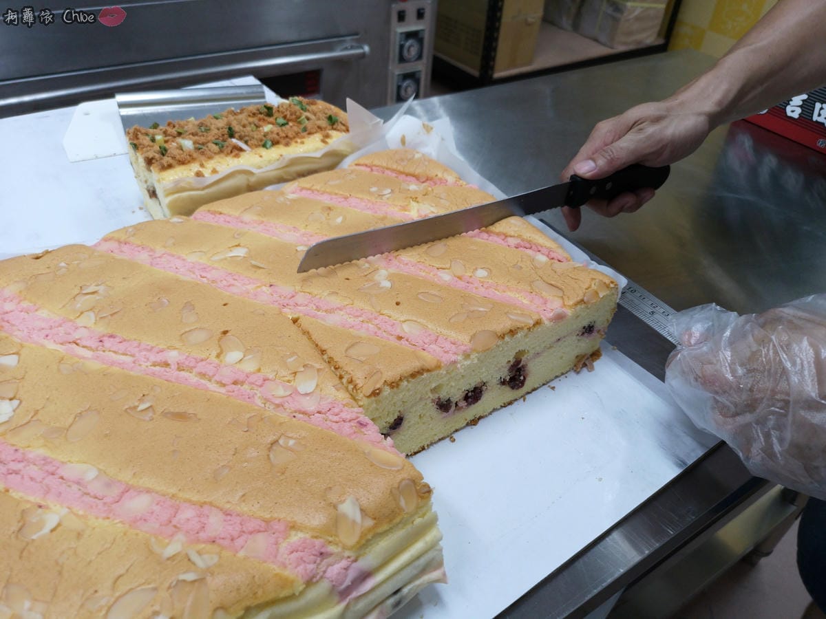 台南甜點 吉田家烘焙坊 古早味蛋糕 用料超實在!鹹蛋奶酥 蜂蜜芋頭必吃 熔岩巧克力小朋友最愛6.jpg 台南甜點 吉田家烘焙坊 古早味蛋糕 用料超實在!鹹蛋奶酥 蜂蜜芋頭必吃 熔岩巧克力小朋友最愛6.jpg