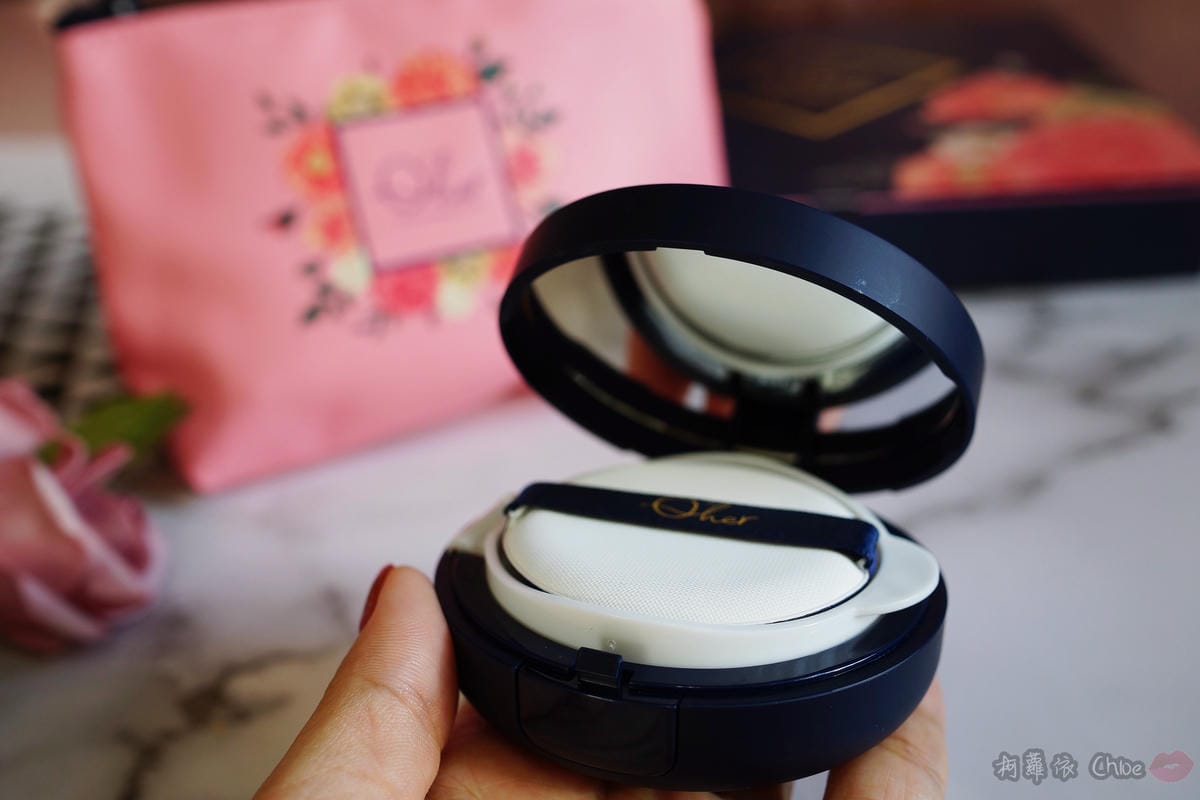 底妝 拍出微霧光好命肌!Q%5Cher皇家大理花裸光保濕氣墊粉餅5.JPG 底妝 拍出微霧光好命肌!Q%5Cher皇家大理花裸光保濕氣墊粉餅5.JPG