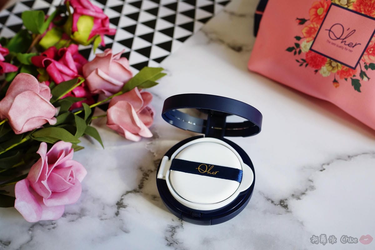 底妝 拍出微霧光好命肌!Q%5Cher皇家大理花裸光保濕氣墊粉餅6.JPG 底妝 拍出微霧光好命肌!Q%5Cher皇家大理花裸光保濕氣墊粉餅6.JPG