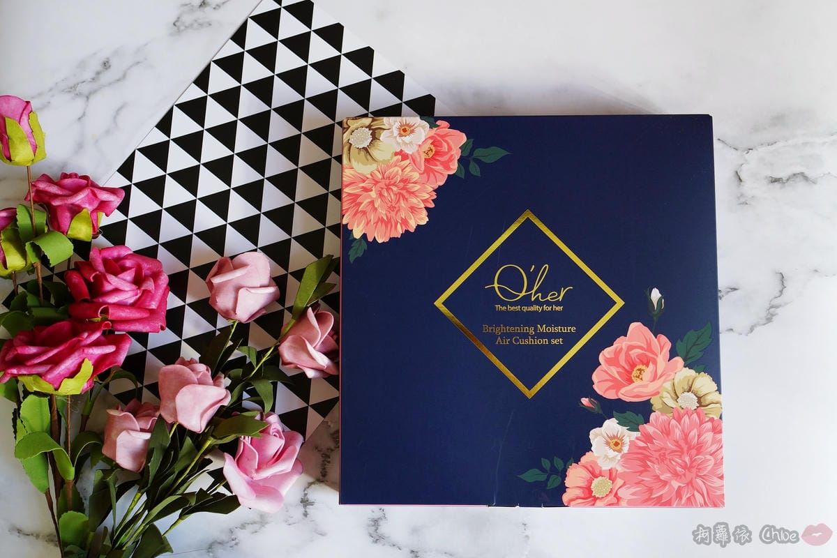 底妝 拍出微霧光好命肌!Q%5Cher皇家大理花裸光保濕氣墊粉餅1.JPG 底妝 拍出微霧光好命肌!Q%5Cher皇家大理花裸光保濕氣墊粉餅1.JPG