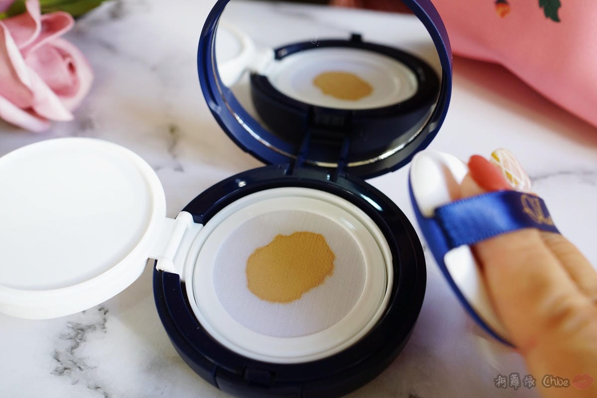 底妝 拍出微霧光好命肌!Q%5Cher皇家大理花裸光保濕氣墊粉餅10.JPG 底妝 拍出微霧光好命肌!Q%5Cher皇家大理花裸光保濕氣墊粉餅10.JPG