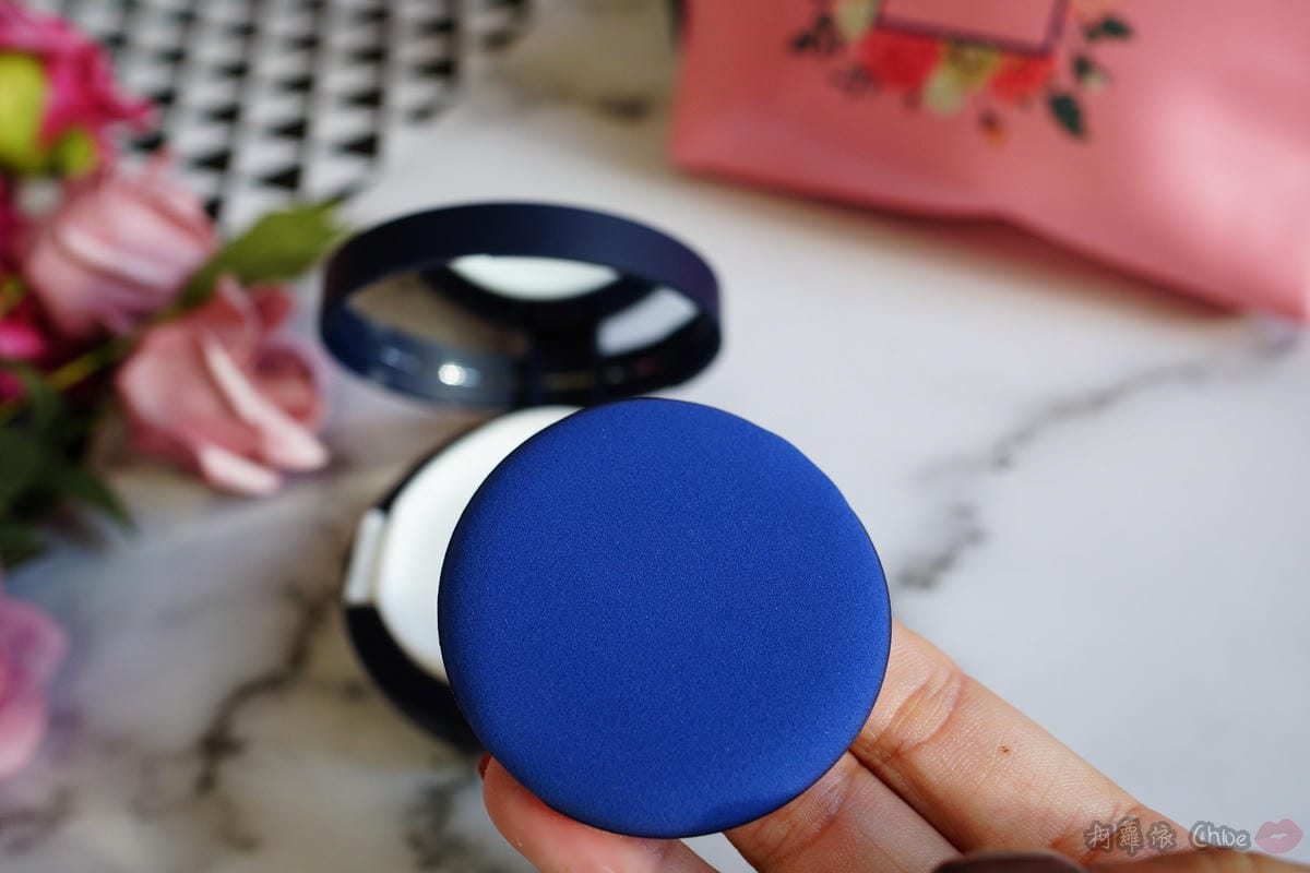 底妝 拍出微霧光好命肌!Q%5Cher皇家大理花裸光保濕氣墊粉餅7.JPG 底妝 拍出微霧光好命肌!Q%5Cher皇家大理花裸光保濕氣墊粉餅7.JPG