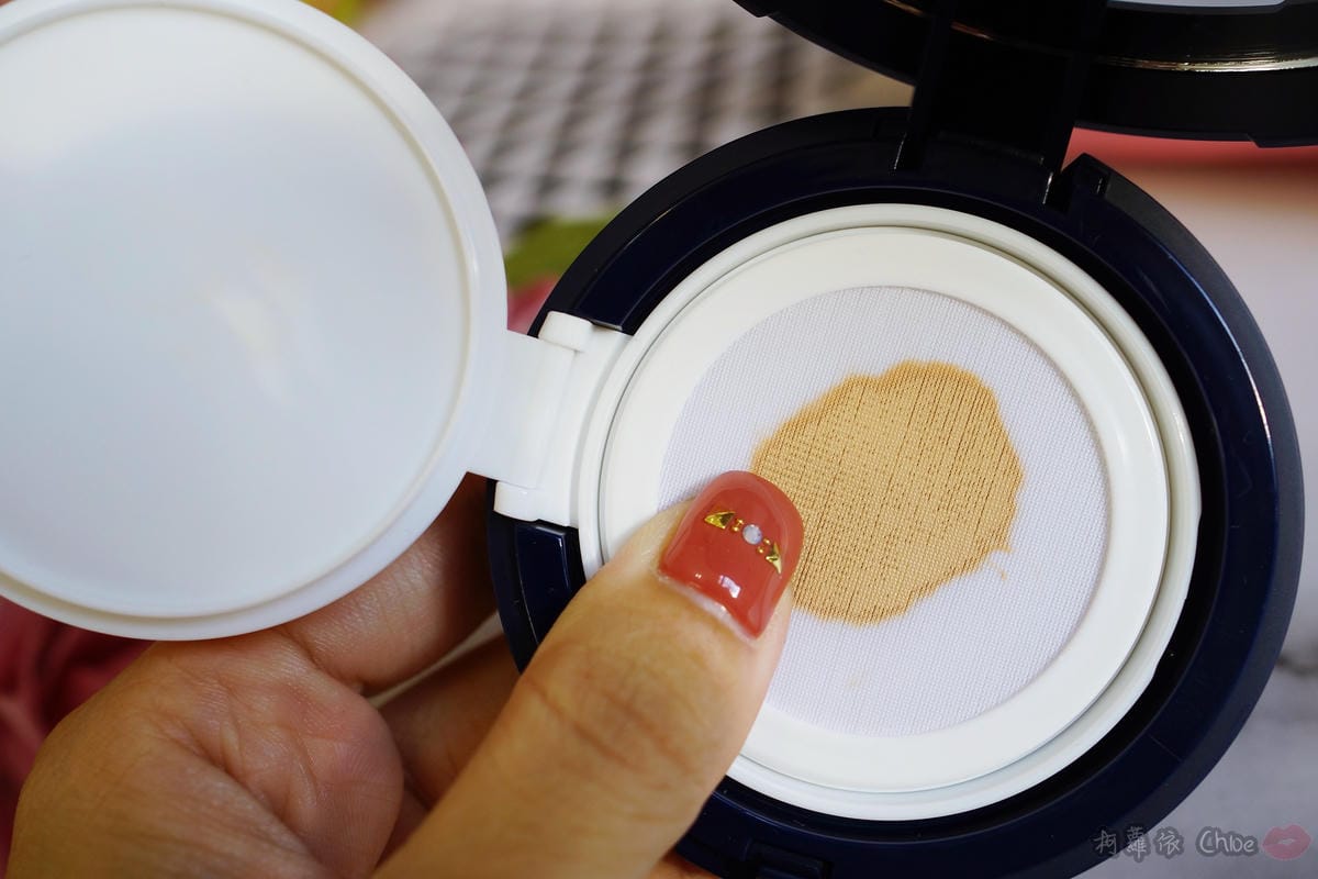 底妝 拍出微霧光好命肌!Q%5Cher皇家大理花裸光保濕氣墊粉餅11.JPG 底妝 拍出微霧光好命肌!Q%5Cher皇家大理花裸光保濕氣墊粉餅11.JPG