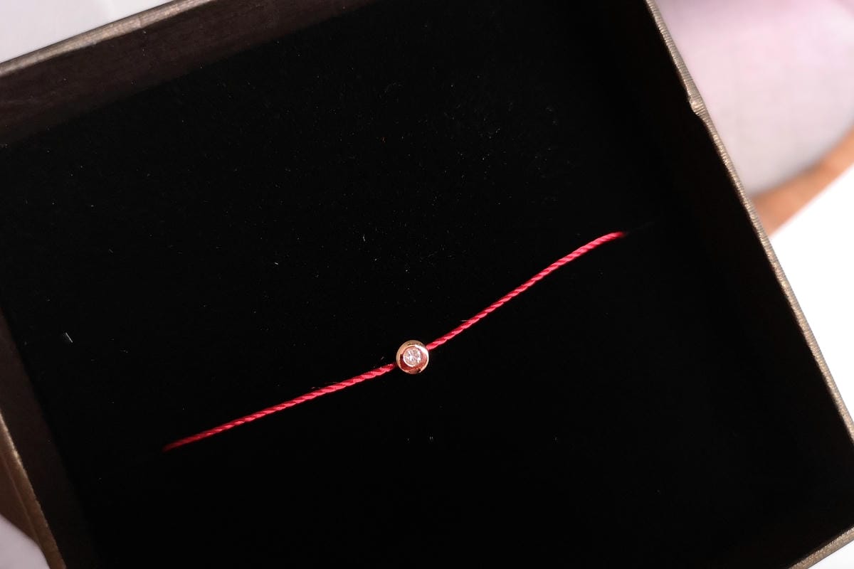 輕珠寶 紅遍時尚界的小鑽石紅繩讓穿搭好亮眼 Angemiel安婕米 鑽石紅繩手鍊 #手工珠寶#純銀飾品18.jpg 輕珠寶 紅遍時尚界的小鑽石紅繩讓穿搭好亮眼 Angemiel安婕米 鑽石紅繩手鍊 #手工珠寶#純銀飾品18.jpg