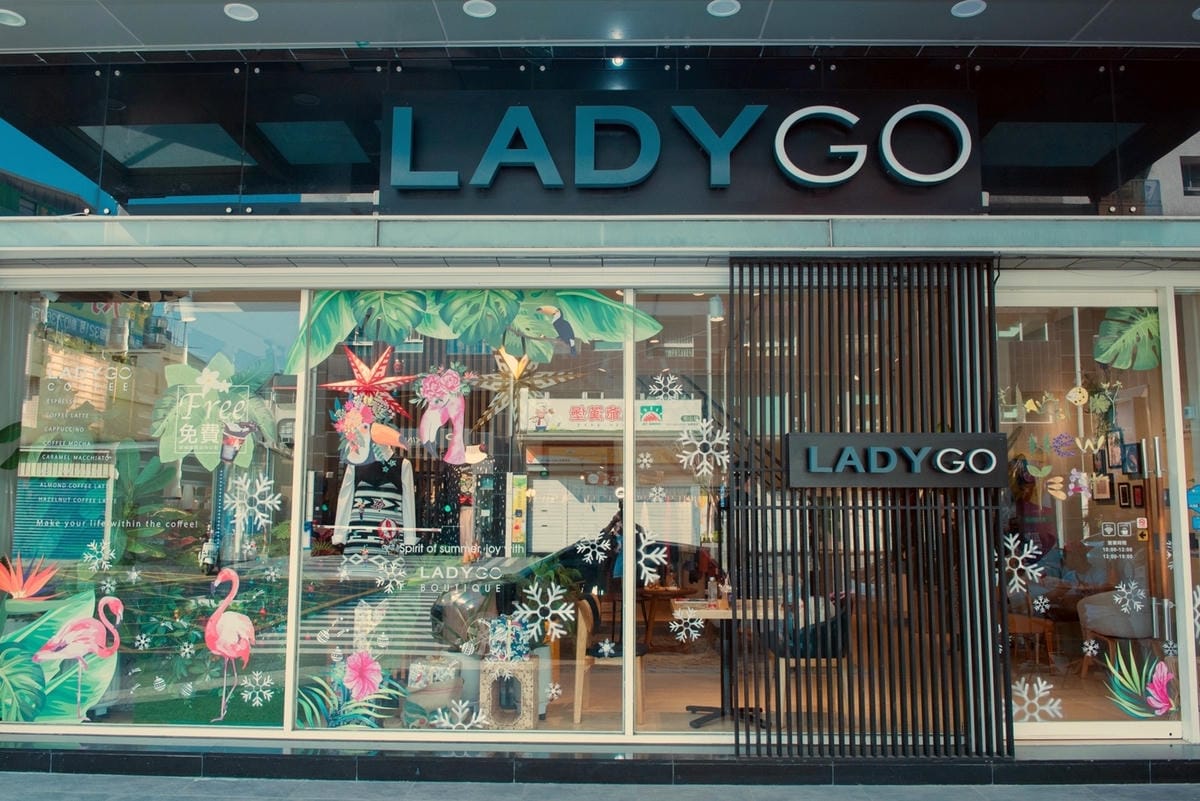 高雄服飾x咖啡 姊妹淘的專屬更衣間!LADYGO Boutique x Coffee 平價服飾咖啡複合概念店1.jpg 高雄服飾x咖啡 姊妹淘的專屬更衣間!LADYGO Boutique x Coffee 平價服飾咖啡複合概念店1.jpg