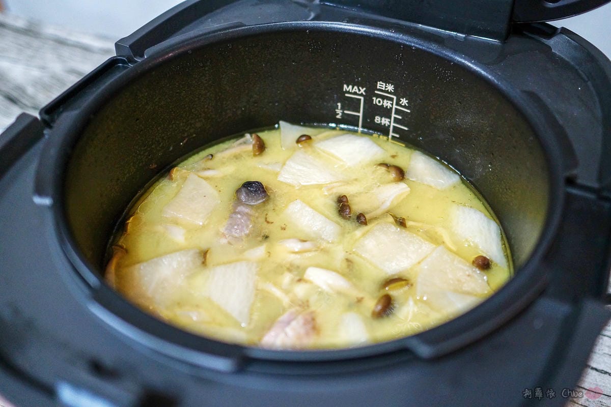 料理推薦 年菜有金小萬就搞定！飛利浦雙重脈衝智慧萬用鍋HD2195、廚神料理機HR776245.jpg