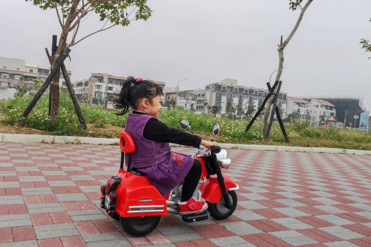 訓練寶貝的平衡感和方向感 !帥氣又拉風 kikimmy復古哈雷聲光電動摩托車15.jpg 訓練寶貝的平衡感和方向感 !帥氣又拉風 kikimmy復古哈雷聲光電動摩托車15.jpg