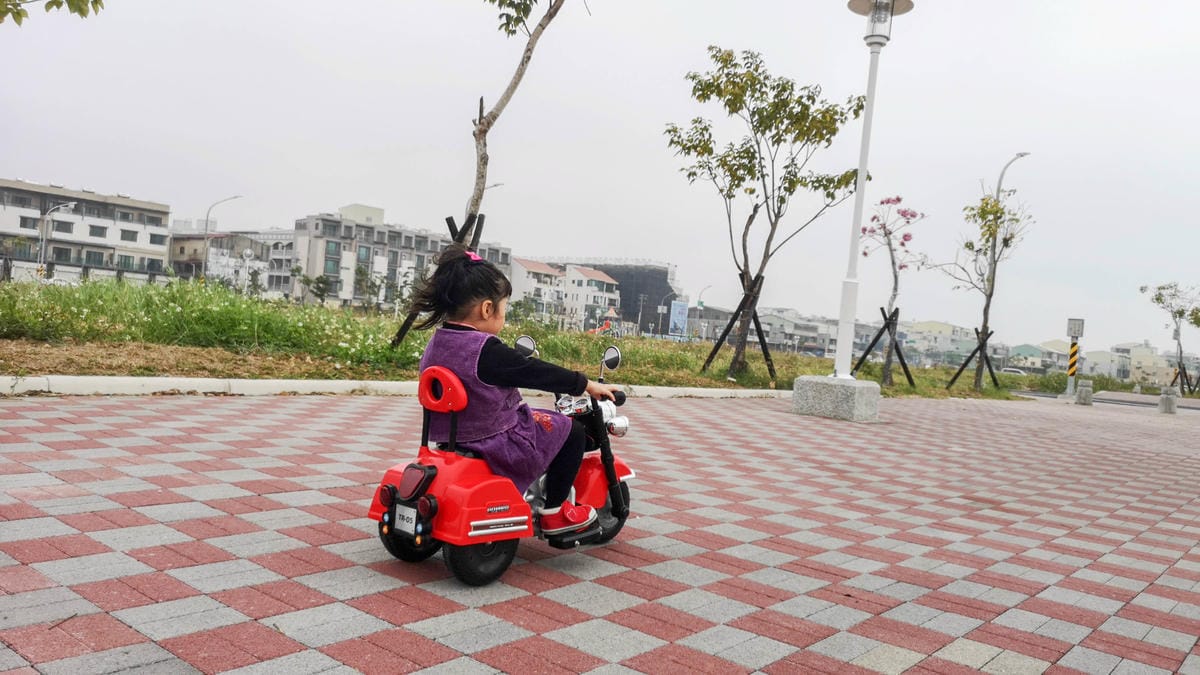 訓練寶貝的平衡感和方向感 !帥氣又拉風 kikimmy復古哈雷聲光電動摩托車16.jpg 訓練寶貝的平衡感和方向感 !帥氣又拉風 kikimmy復古哈雷聲光電動摩托車16.jpg