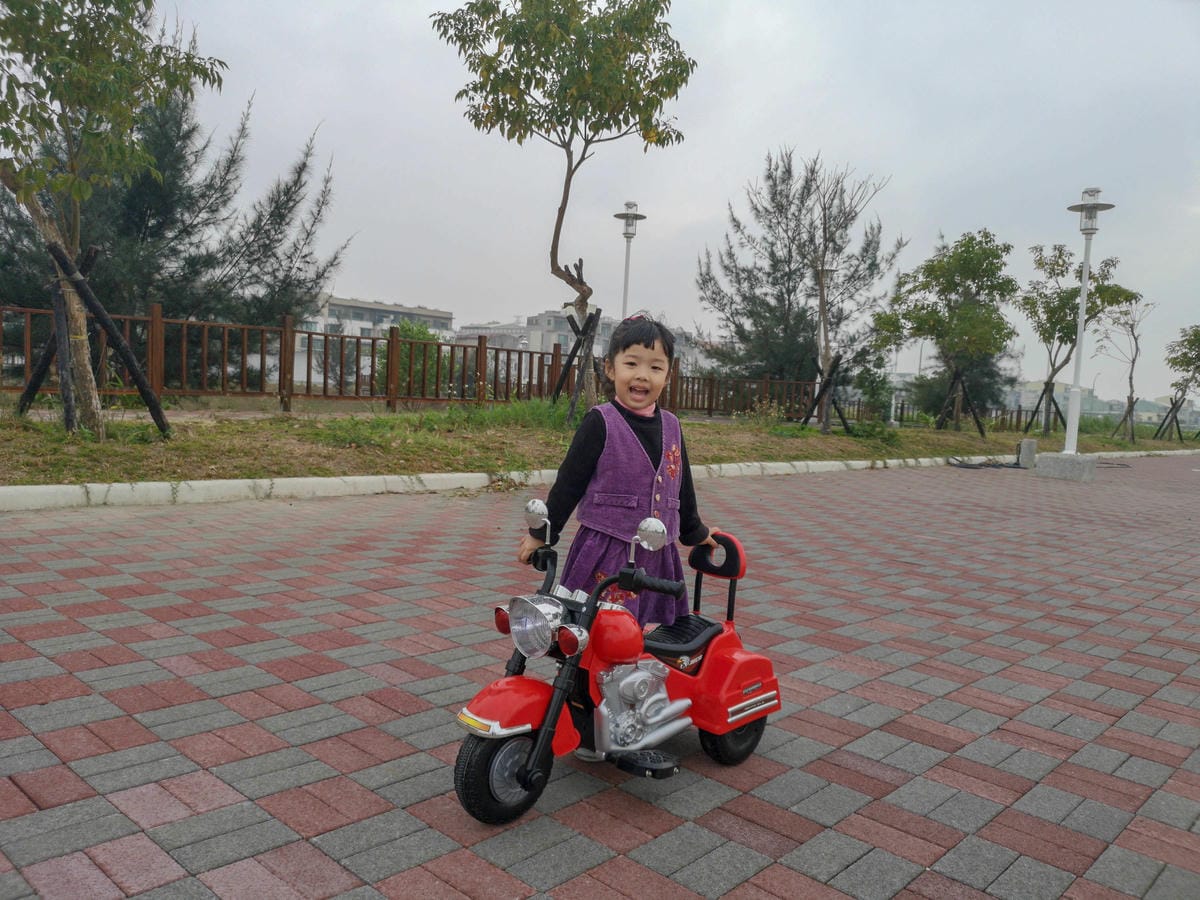 訓練寶貝的平衡感和方向感 !帥氣又拉風 kikimmy復古哈雷聲光電動摩托車22.jpg 訓練寶貝的平衡感和方向感 !帥氣又拉風 kikimmy復古哈雷聲光電動摩托車22.jpg