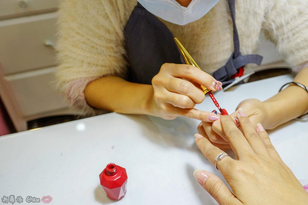 高雄美甲 過年指尖換新衣!雕花蕾絲 紅色x金色 高雄嵐公主美甲鳳山店新開幕17.jpg 高雄美甲 過年指尖換新衣!雕花蕾絲 紅色x金色 高雄嵐公主美甲鳳山店新開幕17.jpg