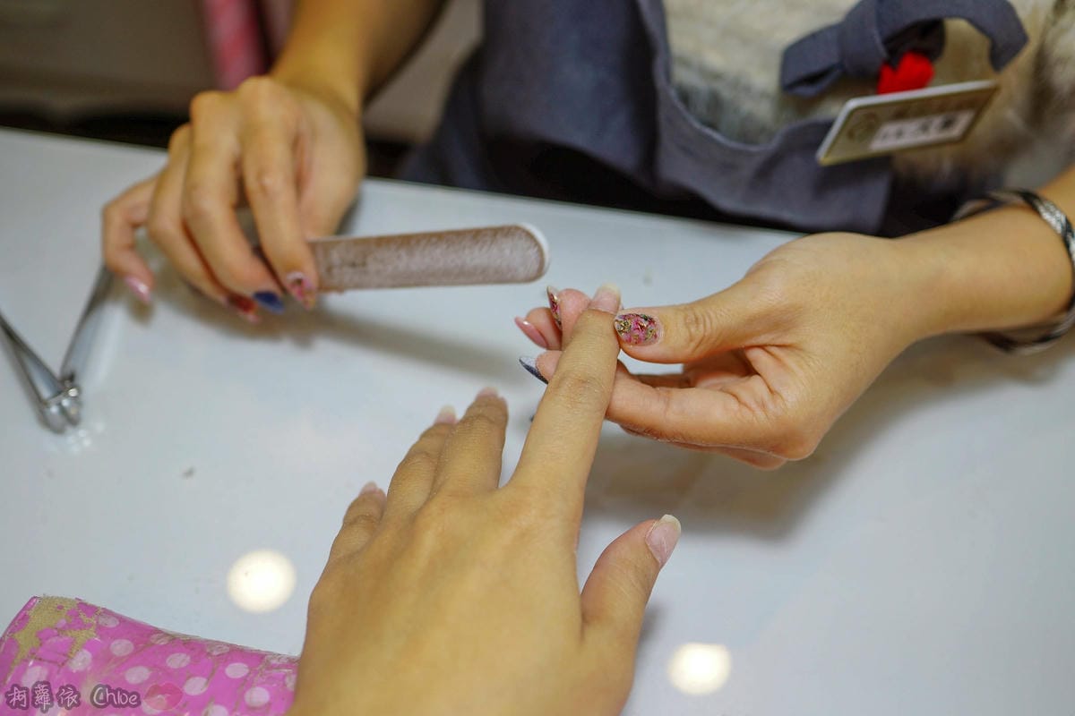 高雄美甲 過年指尖換新衣!雕花蕾絲 紅色x金色 高雄嵐公主美甲鳳山店新開幕14.jpg 高雄美甲 過年指尖換新衣!雕花蕾絲 紅色x金色 高雄嵐公主美甲鳳山店新開幕14.jpg