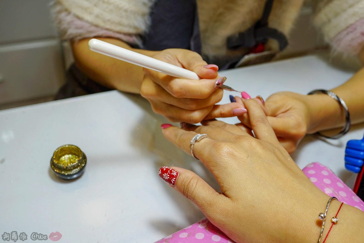 高雄美甲 過年指尖換新衣!雕花蕾絲 紅色x金色 高雄嵐公主美甲鳳山店新開幕18.jpg 高雄美甲 過年指尖換新衣!雕花蕾絲 紅色x金色 高雄嵐公主美甲鳳山店新開幕18.jpg