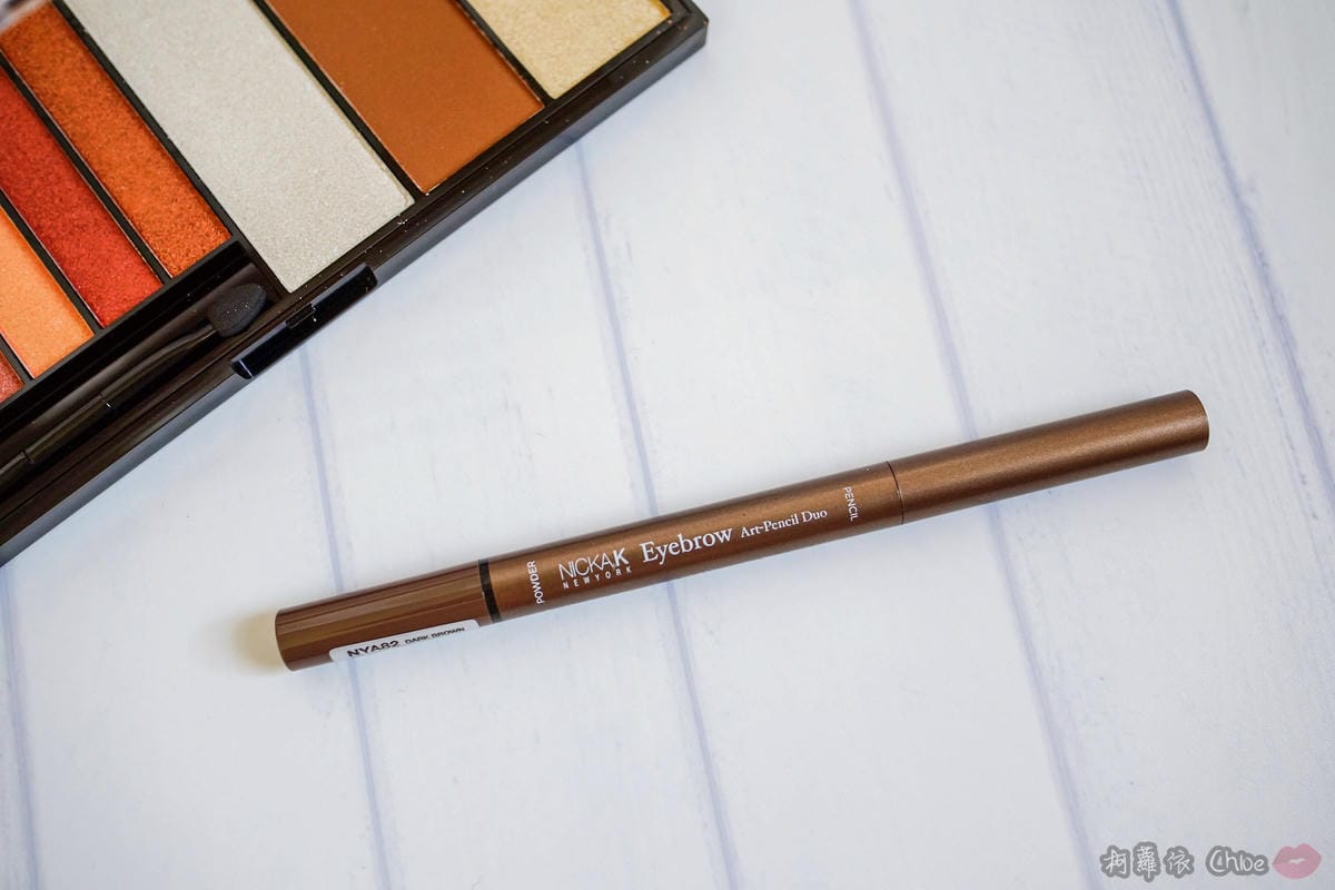 彩妝 打造金光閃耀妝容！紐約時尚人氣品牌妮卡NICKA.K NEW YORK 精靈系九色眼影盤三角雙頭眉粉筆８.jpg