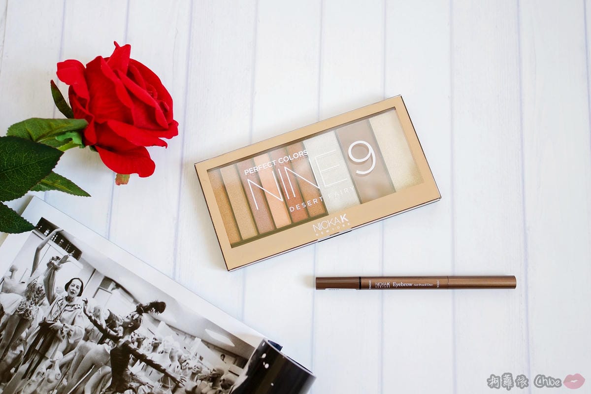 彩妝 打造金光閃耀妝容！紐約時尚人氣品牌妮卡NICKA.K NEW YORK 精靈系九色眼影盤三角雙頭眉粉筆１.jpg