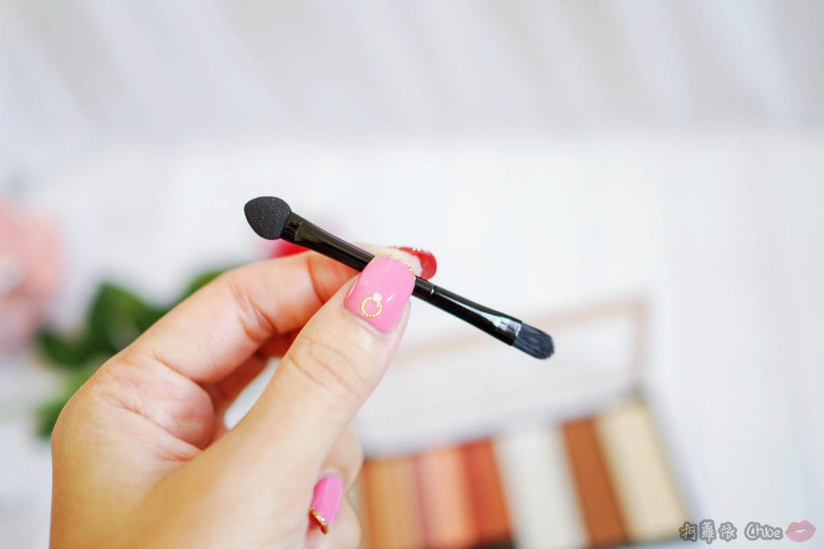 彩妝 打造金光閃耀妝容！紐約時尚人氣品牌妮卡NICKA.K NEW YORK 精靈系九色眼影盤三角雙頭眉粉筆１４Ａ.jpg