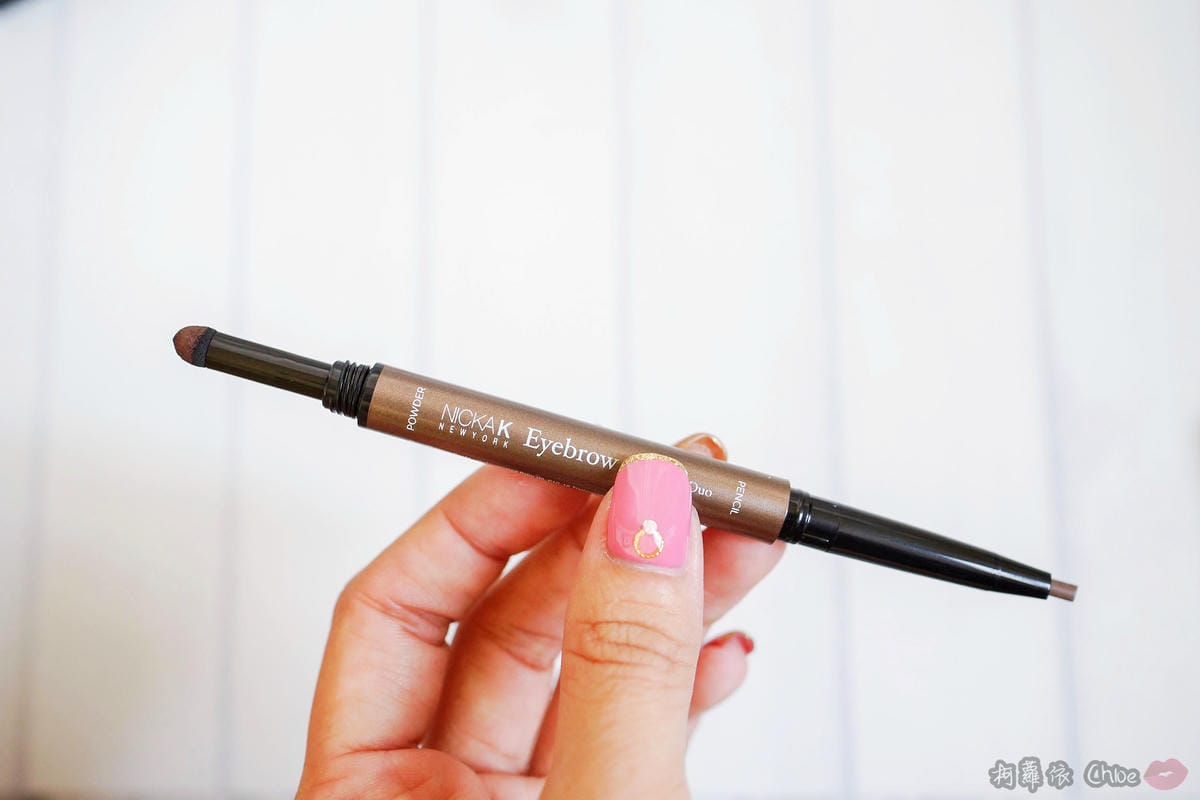 彩妝 打造金光閃耀妝容！紐約時尚人氣品牌妮卡NICKA.K NEW YORK 精靈系九色眼影盤三角雙頭眉粉筆９.jpg