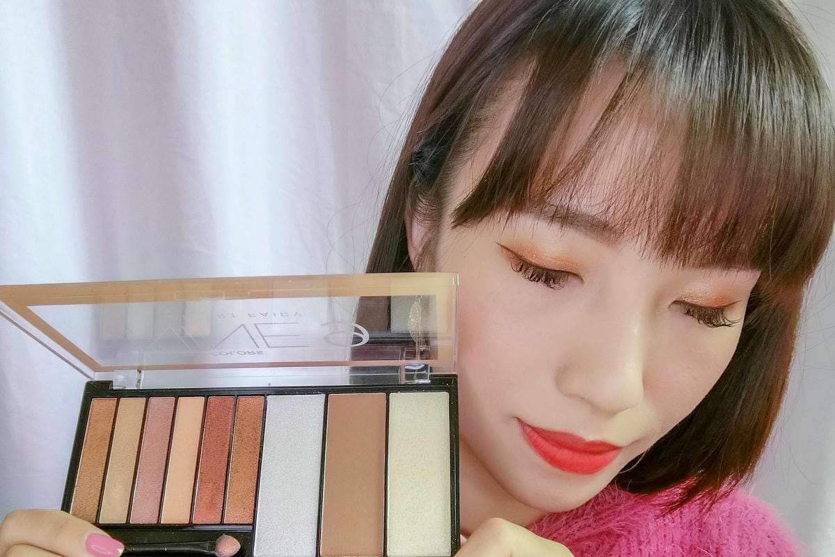 彩妝 打造金光閃耀妝容！紐約時尚人氣品牌妮卡NICKA.K NEW YORK 精靈系九色眼影盤三角雙頭眉粉筆１６Ａ.jpg