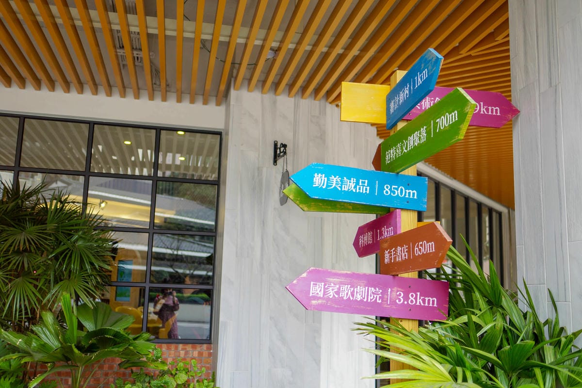 台中草悟道住宿　綠宿行旅Green Hotel　環保旅店榮獲三星級　LED心之光牆放煙火親子互動更有趣３.jpg