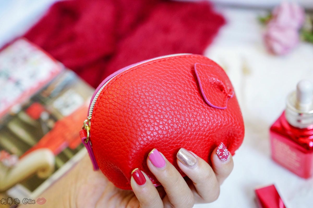 迎接2019火紅的新春豬年 ESTEE LAUDER 雅詩蘭黛 新春鴻運限定組 開啟鴻運好兆頭 全球限量發財紅限定唇膏24.jpg 迎接2019火紅的新春豬年 ESTEE LAUDER 雅詩蘭黛 新春鴻運限定組 開啟鴻運好兆頭 全球限量發財紅限定唇膏24.jpg