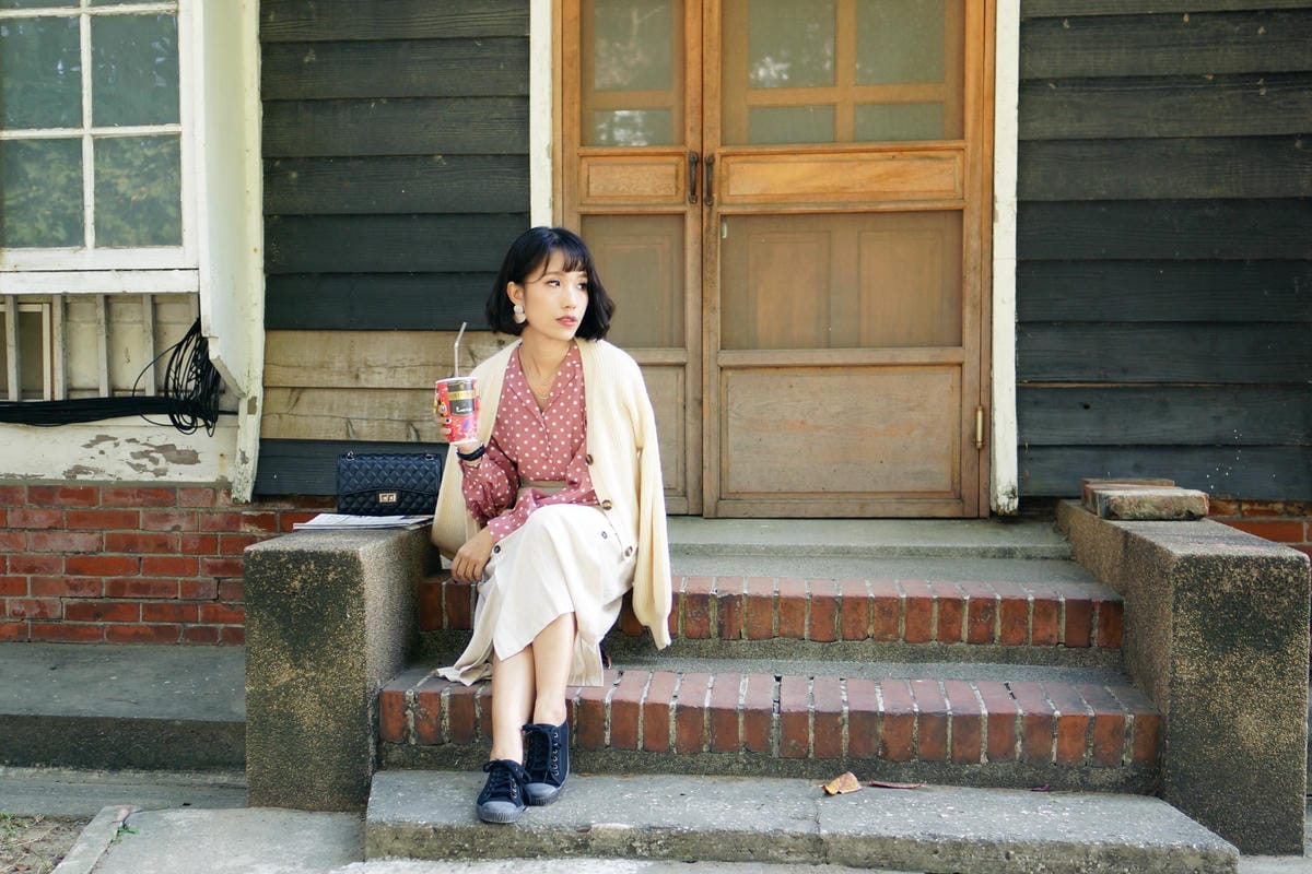 黑鞋X裙裝的五款穿搭LOOK BOOK Cienta 西班牙帆布鞋 親子鞋首選23.jpg 黑鞋X裙裝的五款穿搭LOOK BOOK Cienta 西班牙帆布鞋 親子鞋首選23.jpg