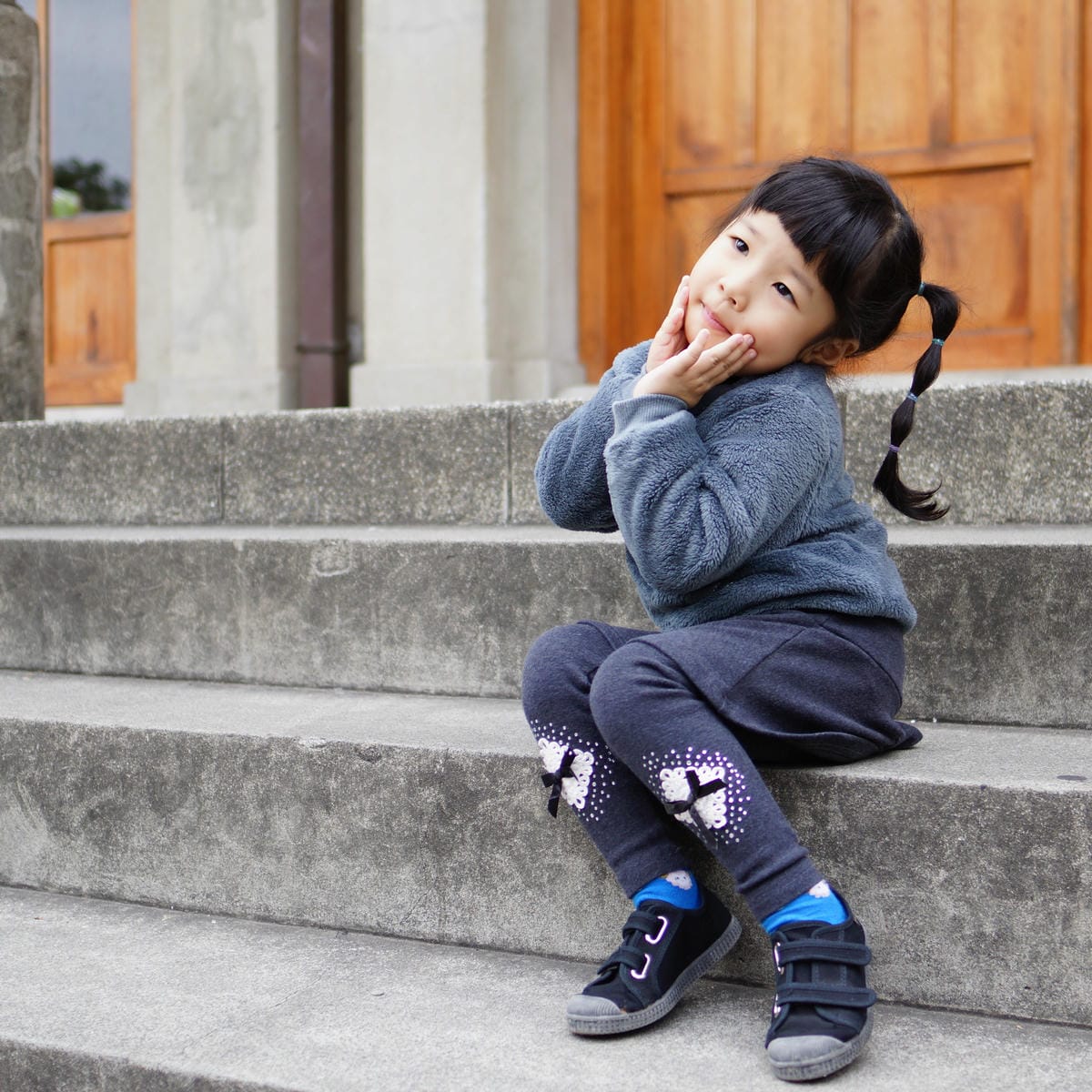 黑鞋X裙裝的五款穿搭LOOK BOOK Cienta 西班牙帆布鞋 親子鞋首選7.jpg 黑鞋X裙裝的五款穿搭LOOK BOOK Cienta 西班牙帆布鞋 親子鞋首選7.jpg