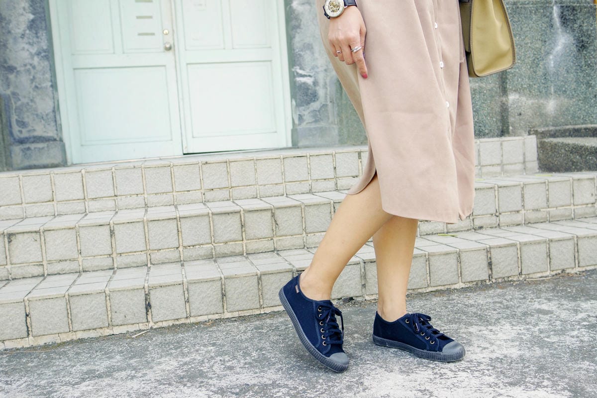 黑鞋X裙裝的五款穿搭LOOK BOOK Cienta 西班牙帆布鞋 親子鞋首選10.jpg 黑鞋X裙裝的五款穿搭LOOK BOOK Cienta 西班牙帆布鞋 親子鞋首選10.jpg