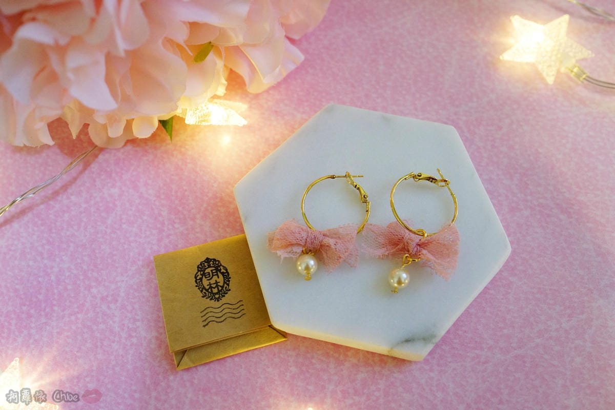 療癒系DIY 將蕾絲設計融入生活美學 明林蕾絲-小天馬法式浪漫蕾絲蝴蝶結珍珠耳環11.JPG 療癒系DIY 將蕾絲設計融入生活美學 明林蕾絲-小天馬法式浪漫蕾絲蝴蝶結珍珠耳環11.JPG