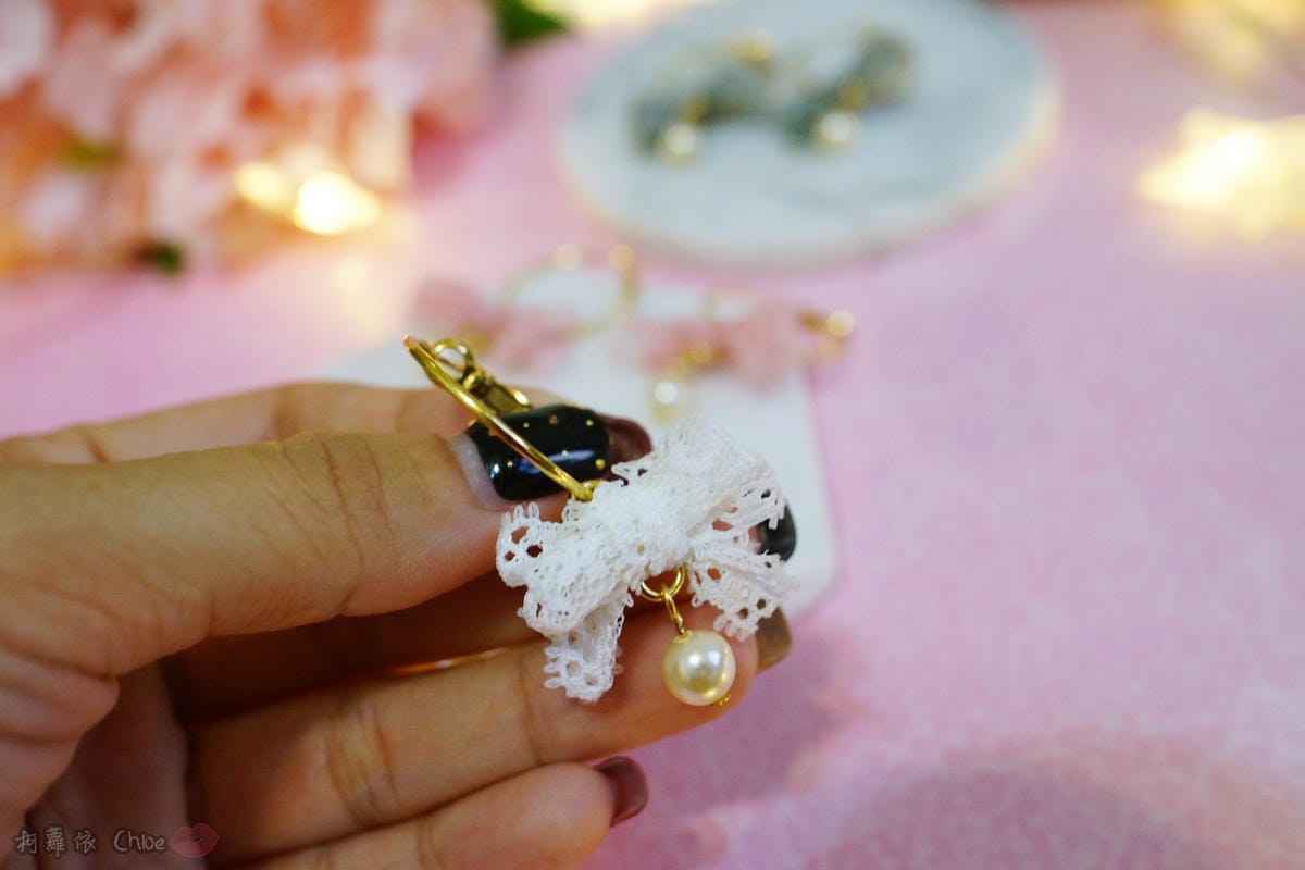 療癒系DIY 將蕾絲設計融入生活美學 明林蕾絲-小天馬法式浪漫蕾絲蝴蝶結珍珠耳環13.JPG 療癒系DIY 將蕾絲設計融入生活美學 明林蕾絲-小天馬法式浪漫蕾絲蝴蝶結珍珠耳環13.JPG