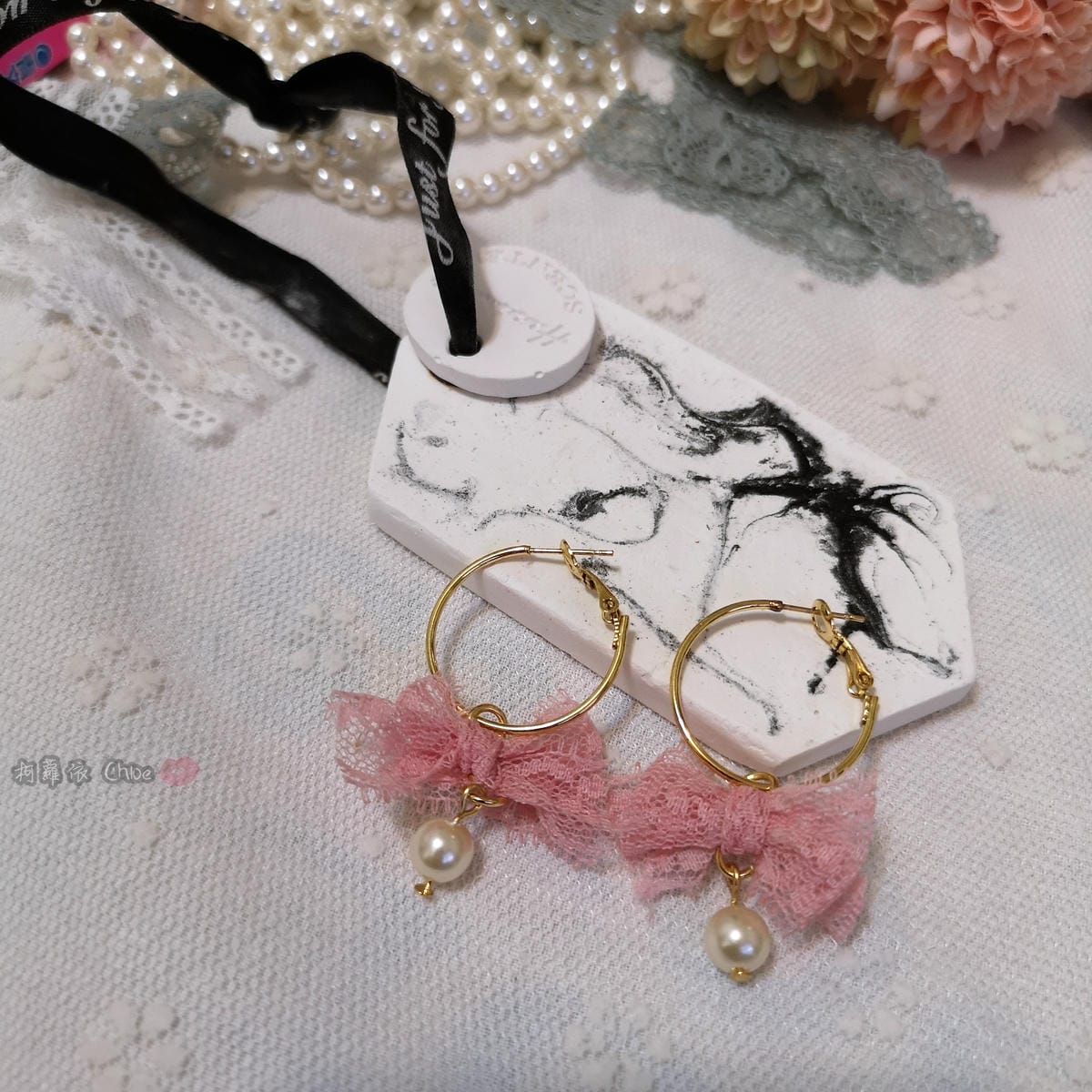 療癒系DIY 將蕾絲設計融入生活美學 明林蕾絲-小天馬法式浪漫蕾絲蝴蝶結珍珠耳環10.jpg 療癒系DIY 將蕾絲設計融入生活美學 明林蕾絲-小天馬法式浪漫蕾絲蝴蝶結珍珠耳環10.jpg