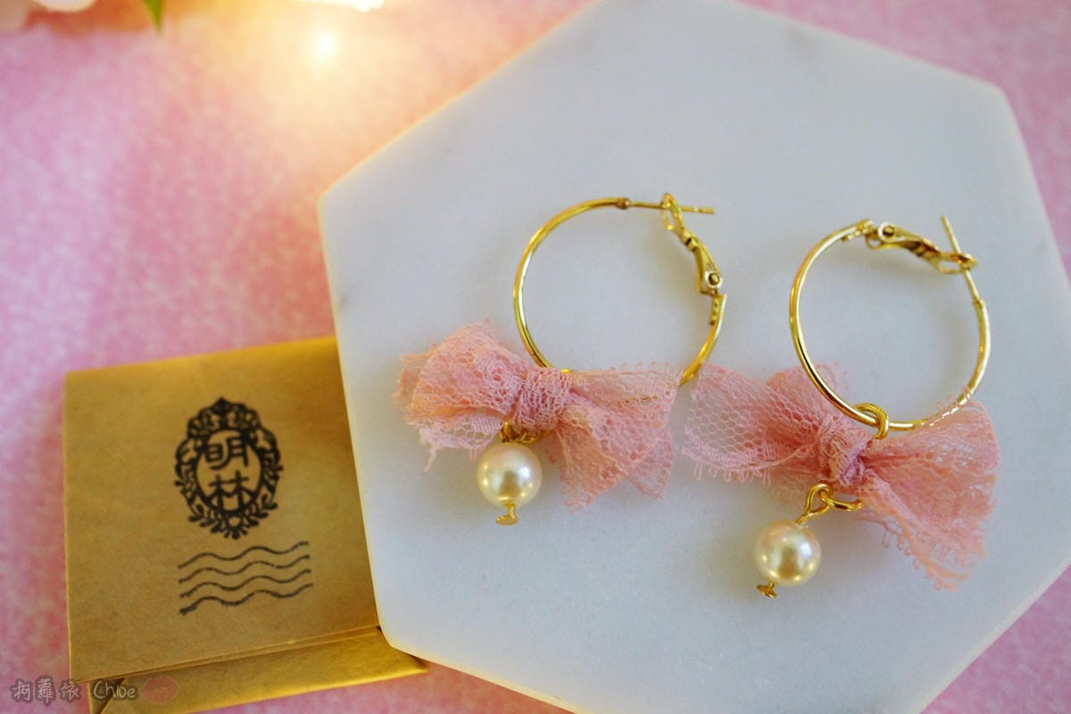 療癒系DIY 將蕾絲設計融入生活美學 明林蕾絲-小天馬法式浪漫蕾絲蝴蝶結珍珠耳環6a.JPG 療癒系DIY 將蕾絲設計融入生活美學 明林蕾絲-小天馬法式浪漫蕾絲蝴蝶結珍珠耳環6a.JPG