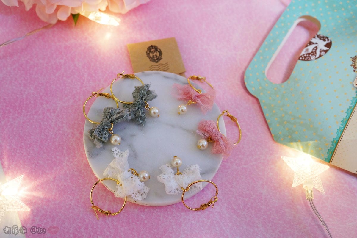 療癒系DIY 將蕾絲設計融入生活美學 明林蕾絲-小天馬法式浪漫蕾絲蝴蝶結珍珠耳環1.JPG 療癒系DIY 將蕾絲設計融入生活美學 明林蕾絲-小天馬法式浪漫蕾絲蝴蝶結珍珠耳環1.JPG