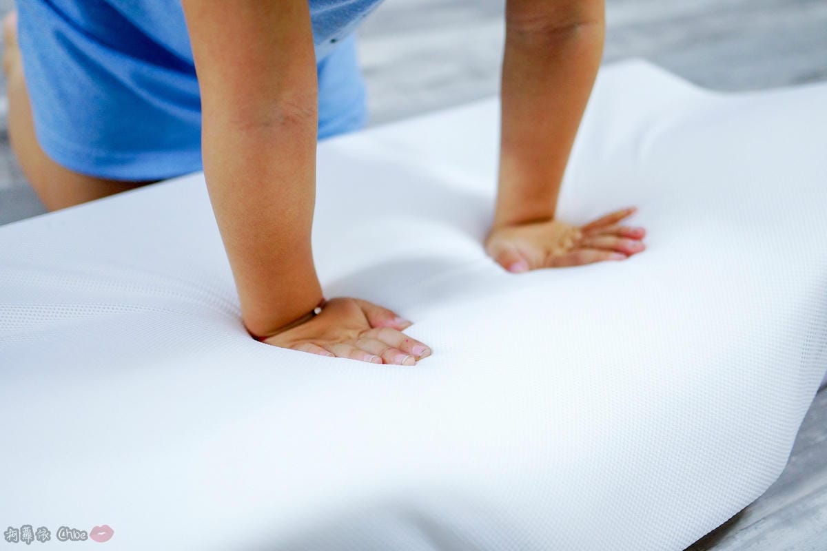 LifeStyle 德瑞克名床  親水涼感記憶枕2.0 正躺側躺怎麼睡都OK 記憶枕推薦15.jpg