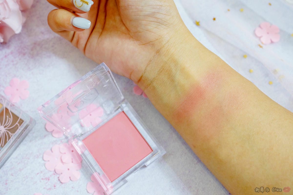 彩妝 極致夢幻櫻花系妝容!新手好駕馭Q’her植感微醺櫻花系列18.jpg 彩妝 極致夢幻櫻花系妝容!新手好駕馭Q’her植感微醺櫻花系列18.jpg