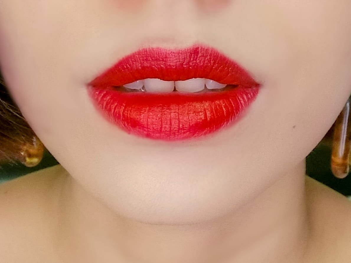 顏色超飽和顯色,唇刷順著唇型畫不容易失手.jpg 顏色超飽和顯色,唇刷順著唇型畫不容易失手.jpg