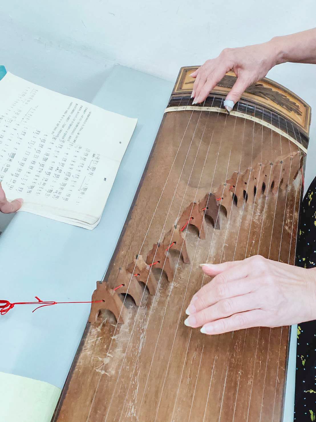 課程推薦 帶著孩子一起學習 親子寶貝3C3Q積木班 救國團提供豐富的多元課程 全台均有學習中心古箏課_近拍.jpg 課程推薦 帶著孩子一起學習 親子寶貝3C3Q積木班 救國團提供豐富的多元課程 全台均有學習中心古箏課_近拍.jpg