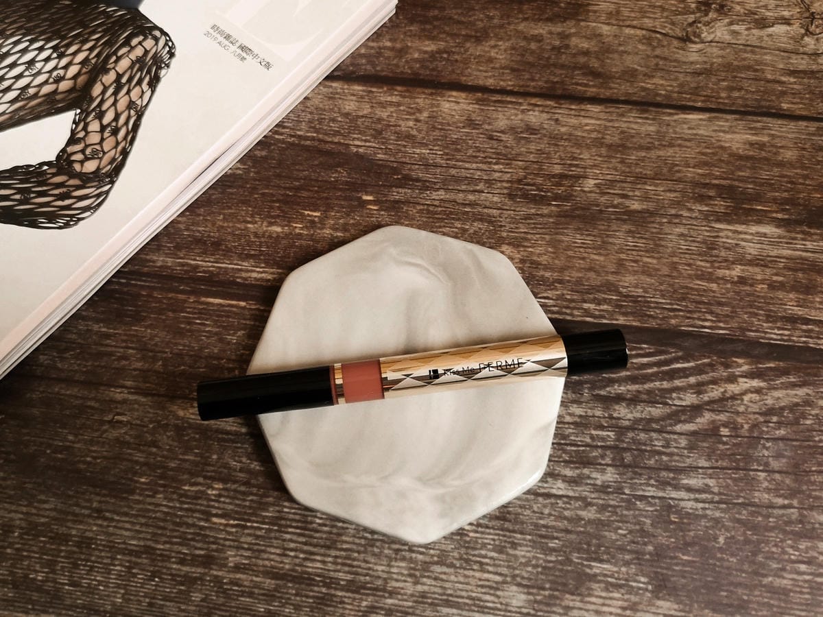 雜誌贈品 給雙唇水潤光澤好保濕!超美的奶茶色擇~VOGUE 8月號2019 隨書附KISSME 奇士美水漾繪色口紅筆#033.jpg 雜誌贈品 給雙唇水潤光澤好保濕!超美的奶茶色擇~VOGUE 8月號2019 隨書附KISSME 奇士美水漾繪色口紅筆#033.jpg