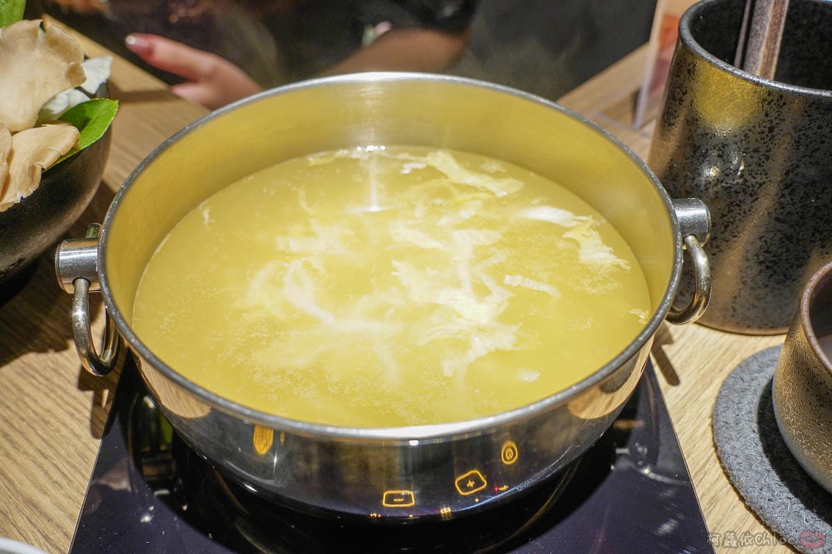 台北信義區 王鍋屋 - 酸白菜鍋專門店 昆布牛肉鍋登場!高端牛肉滿足饕客味蕾 經典海陸綜合必點帶皮黑毛豬五花24.jpg 台北信義區 王鍋屋 - 酸白菜鍋專門店 昆布牛肉鍋登場!高端牛肉滿足饕客味蕾 經典海陸綜合必點帶皮黑毛豬五花24.jpg