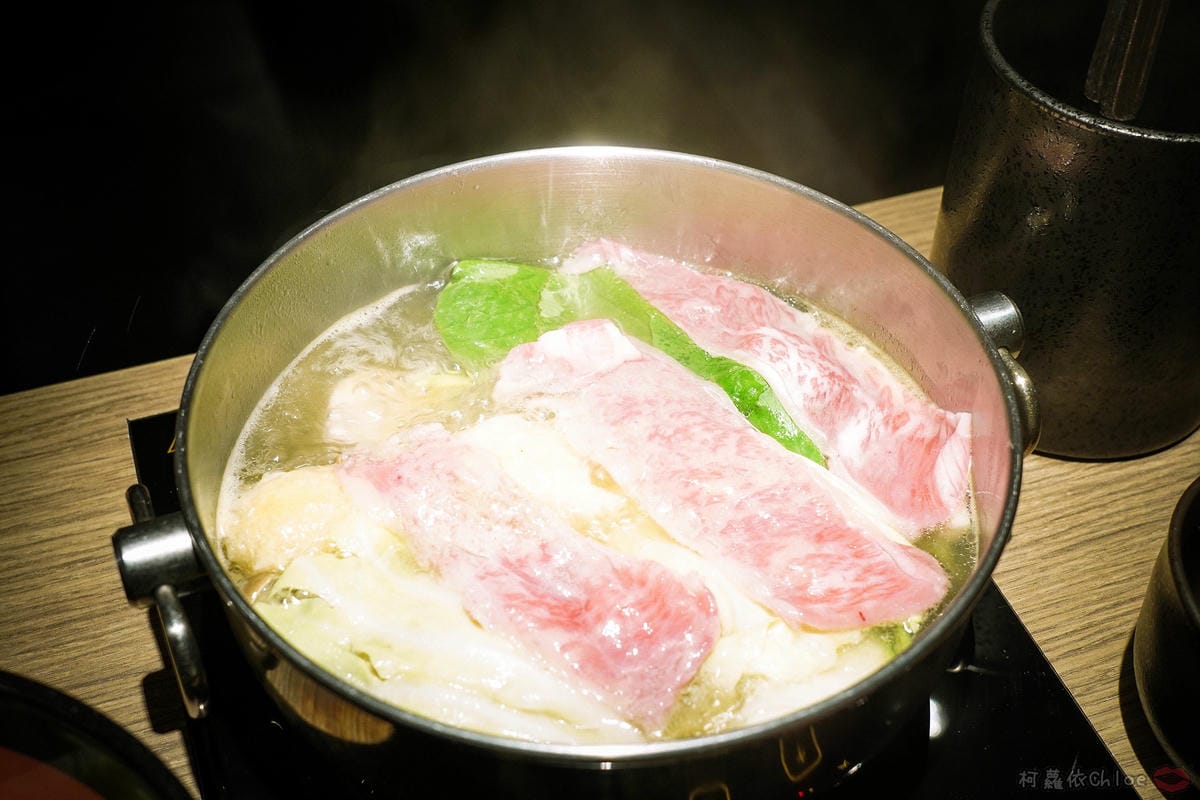 台北信義區 王鍋屋 - 酸白菜鍋專門店 昆布牛肉鍋登場!高端牛肉滿足饕客味蕾 經典海陸綜合必點帶皮黑毛豬五花19.jpg 台北信義區 王鍋屋 - 酸白菜鍋專門店 昆布牛肉鍋登場!高端牛肉滿足饕客味蕾 經典海陸綜合必點帶皮黑毛豬五花19.jpg