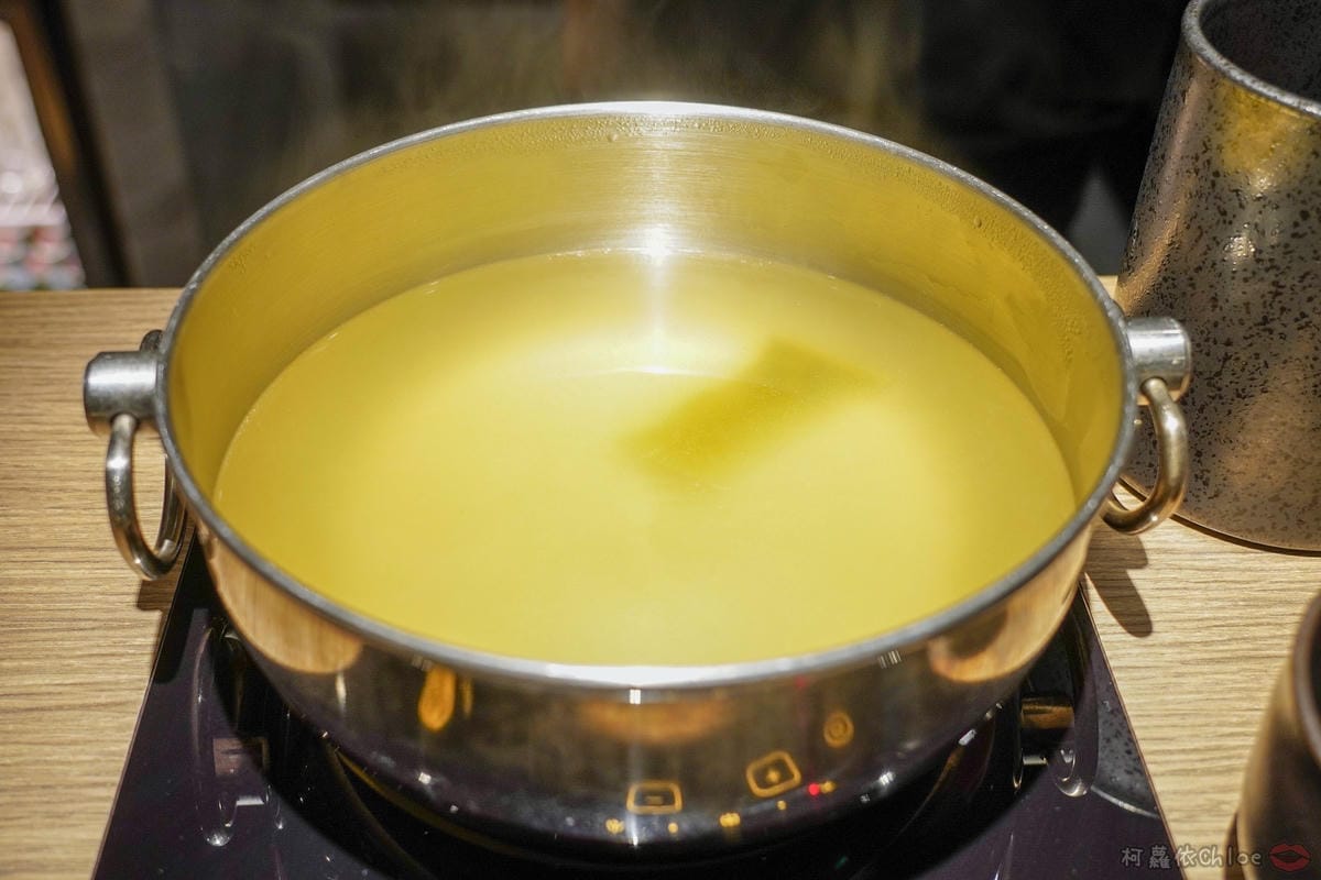 台北信義區 王鍋屋 - 酸白菜鍋專門店 昆布牛肉鍋登場!高端牛肉滿足饕客味蕾 經典海陸綜合必點帶皮黑毛豬五花15.jpg 台北信義區 王鍋屋 - 酸白菜鍋專門店 昆布牛肉鍋登場!高端牛肉滿足饕客味蕾 經典海陸綜合必點帶皮黑毛豬五花15.jpg