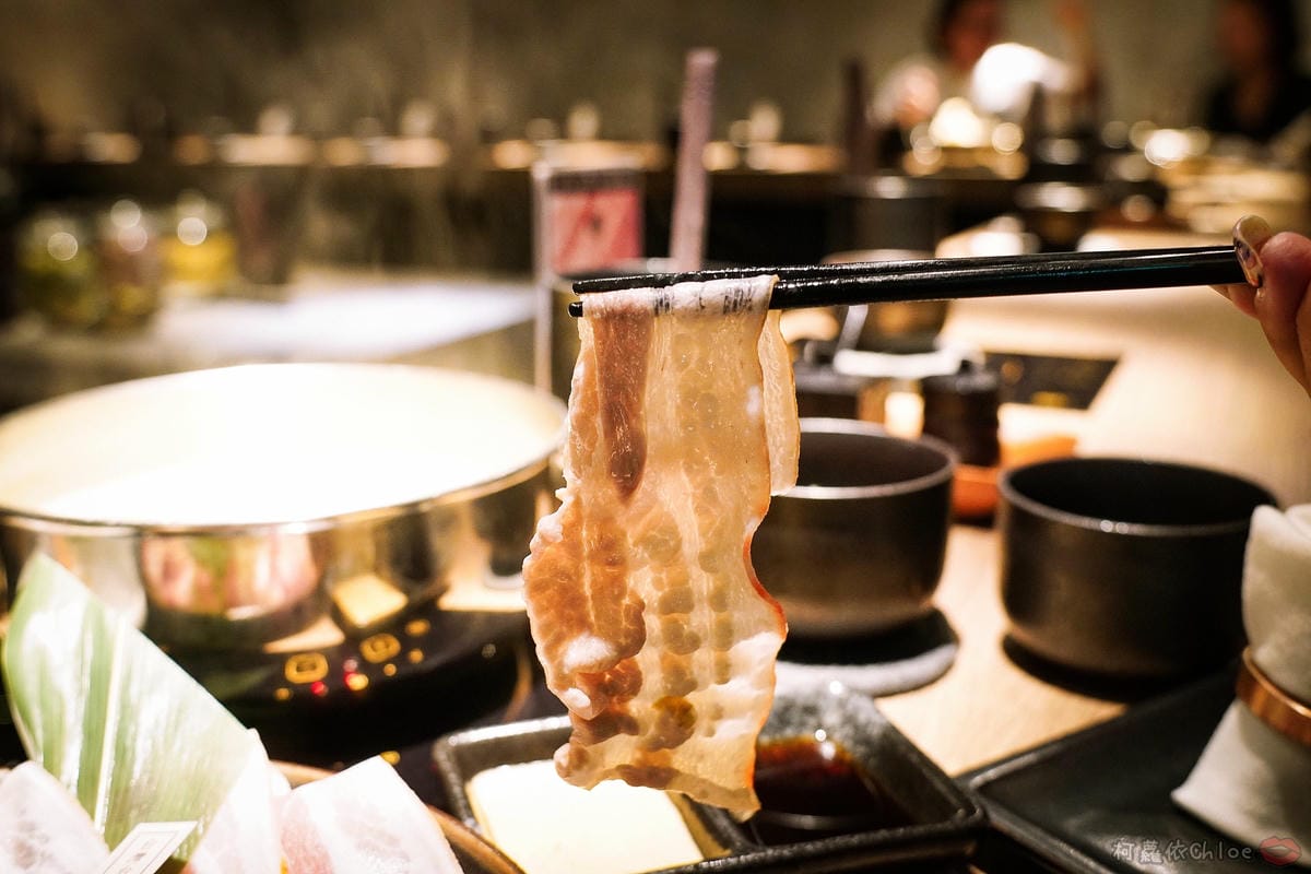 台北信義區 王鍋屋 - 酸白菜鍋專門店 昆布牛肉鍋登場!高端牛肉滿足饕客味蕾 經典海陸綜合必點帶皮黑毛豬五花35.jpg 台北信義區 王鍋屋 - 酸白菜鍋專門店 昆布牛肉鍋登場!高端牛肉滿足饕客味蕾 經典海陸綜合必點帶皮黑毛豬五花35.jpg