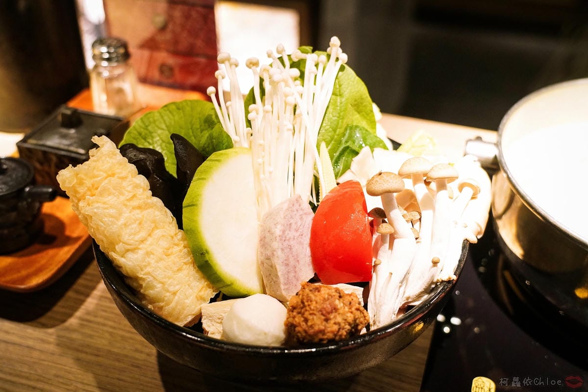 台北信義區 王鍋屋 - 酸白菜鍋專門店 昆布牛肉鍋登場!高端牛肉滿足饕客味蕾 經典海陸綜合必點帶皮黑毛豬五花18.jpg 台北信義區 王鍋屋 - 酸白菜鍋專門店 昆布牛肉鍋登場!高端牛肉滿足饕客味蕾 經典海陸綜合必點帶皮黑毛豬五花18.jpg